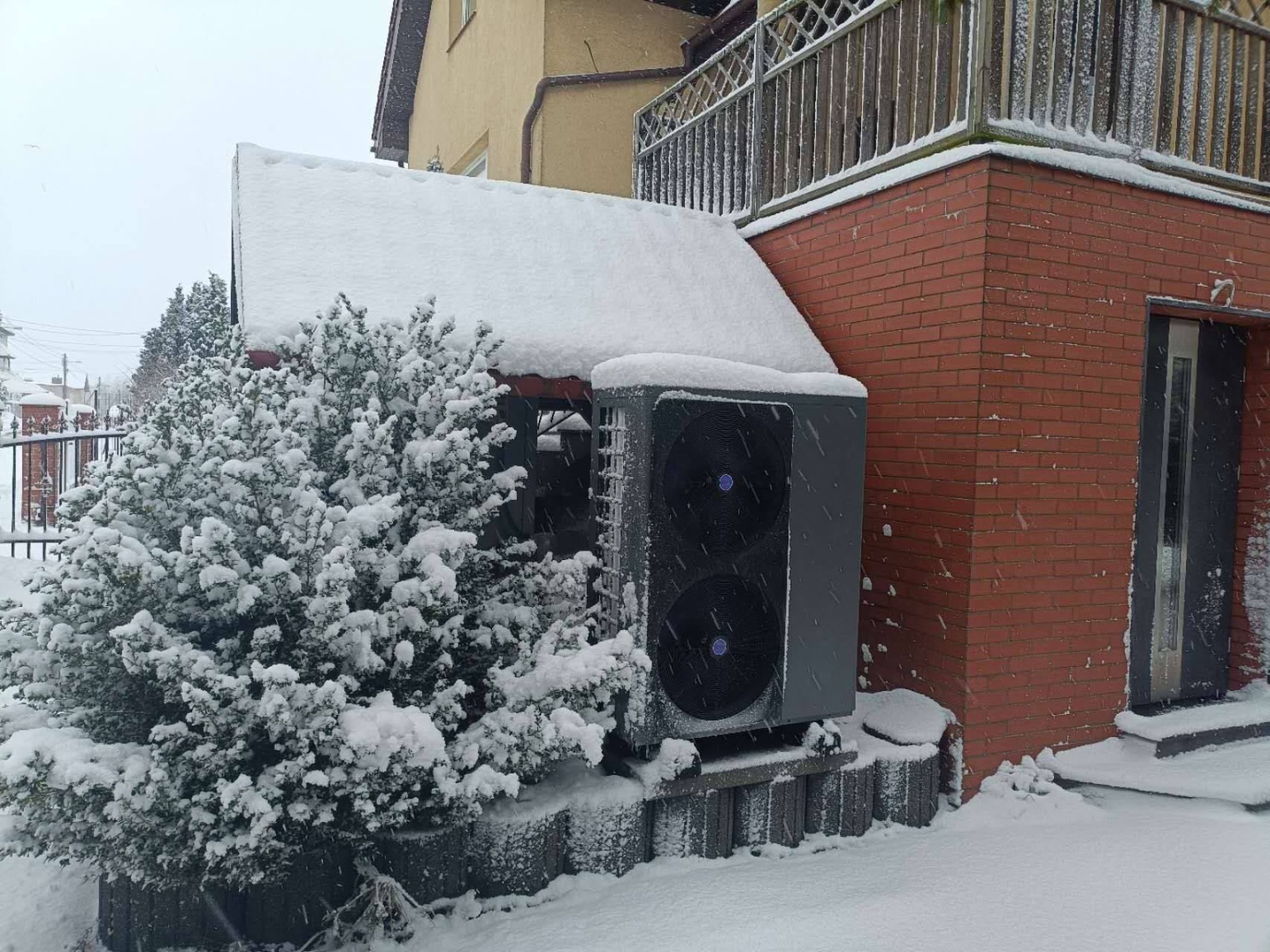 15 kW Mono Block varmepumpe i snevejr