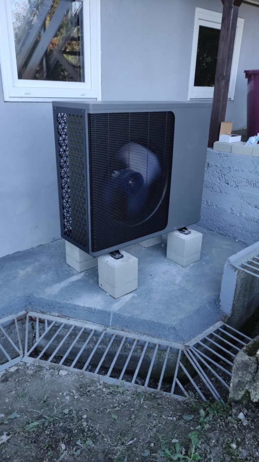 Power World varmepumpe installeret ved bolig